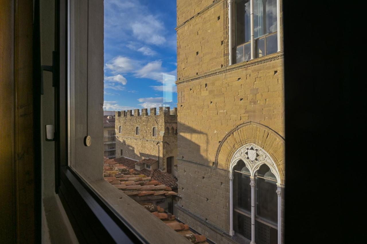 Via Lamberti, 3 - Florence Charming Apartments - Charming And Historic 5Th-Floor Attic Apartment With Elevator In A Building At The Heart Of Vibrant Florence, Just A 2-Minute Walk From All Attractions Luaran gambar
