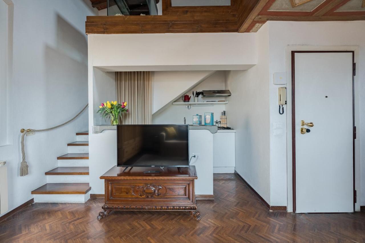 Via Lamberti, 3 - Florence Charming Apartments - Charming And Historic 5Th-Floor Attic Apartment With Elevator In A Building At The Heart Of Vibrant Florence, Just A 2-Minute Walk From All Attractions Luaran gambar