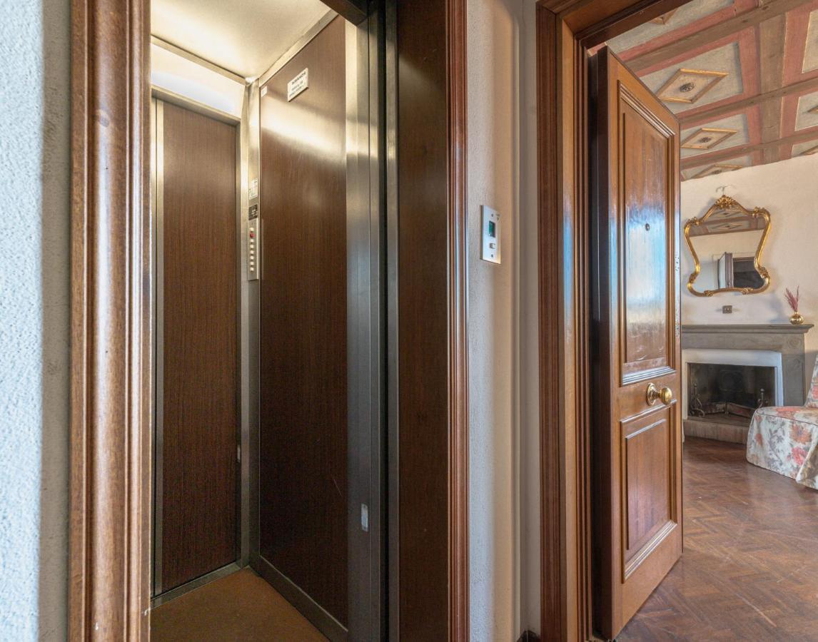 Via Lamberti, 3 - Florence Charming Apartments - Charming And Historic 5Th-Floor Attic Apartment With Elevator In A Building At The Heart Of Vibrant Florence, Just A 2-Minute Walk From All Attractions Luaran gambar