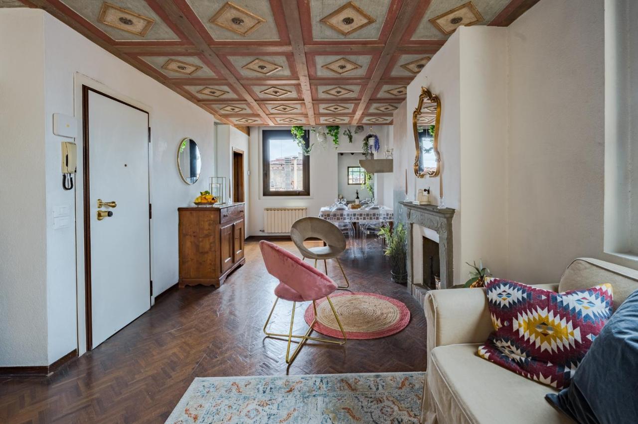 Via Lamberti, 3 - Florence Charming Apartments - Charming And Historic 5Th-Floor Attic Apartment With Elevator In A Building At The Heart Of Vibrant Florence, Just A 2-Minute Walk From All Attractions Luaran gambar